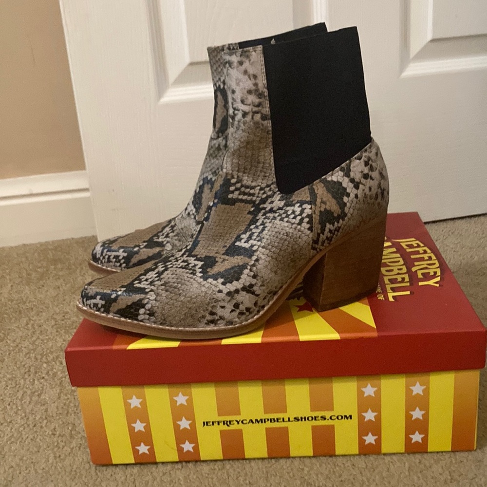 Grey white snake print